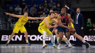 Baskonia gana y da un paso importante hacia el playoff