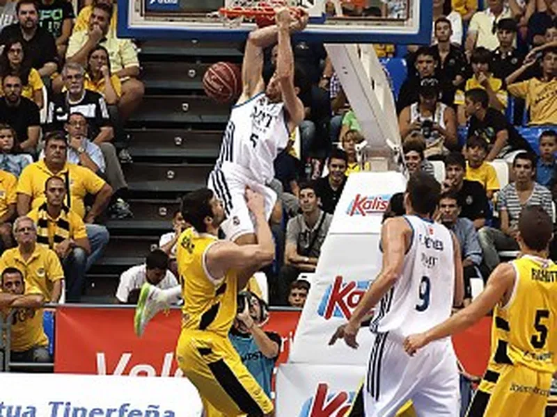 Real Madrid bate en la <i>foto finish</i> al CB Canarias (86-88)
