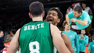 El técnico de Real Betis Baloncesto sale en defensa de su estrella “Se lo merece todo”