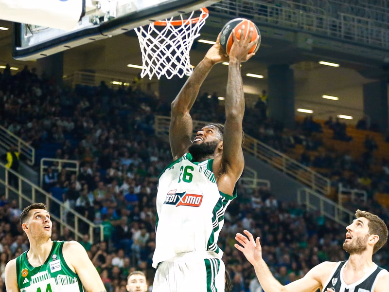 Escupen a un jugador del Panathinaikos e intenta subir a las gradas para agredirle
