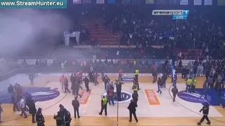 Más madera: la final de la Copa Serbia suspendida por graves incidentes