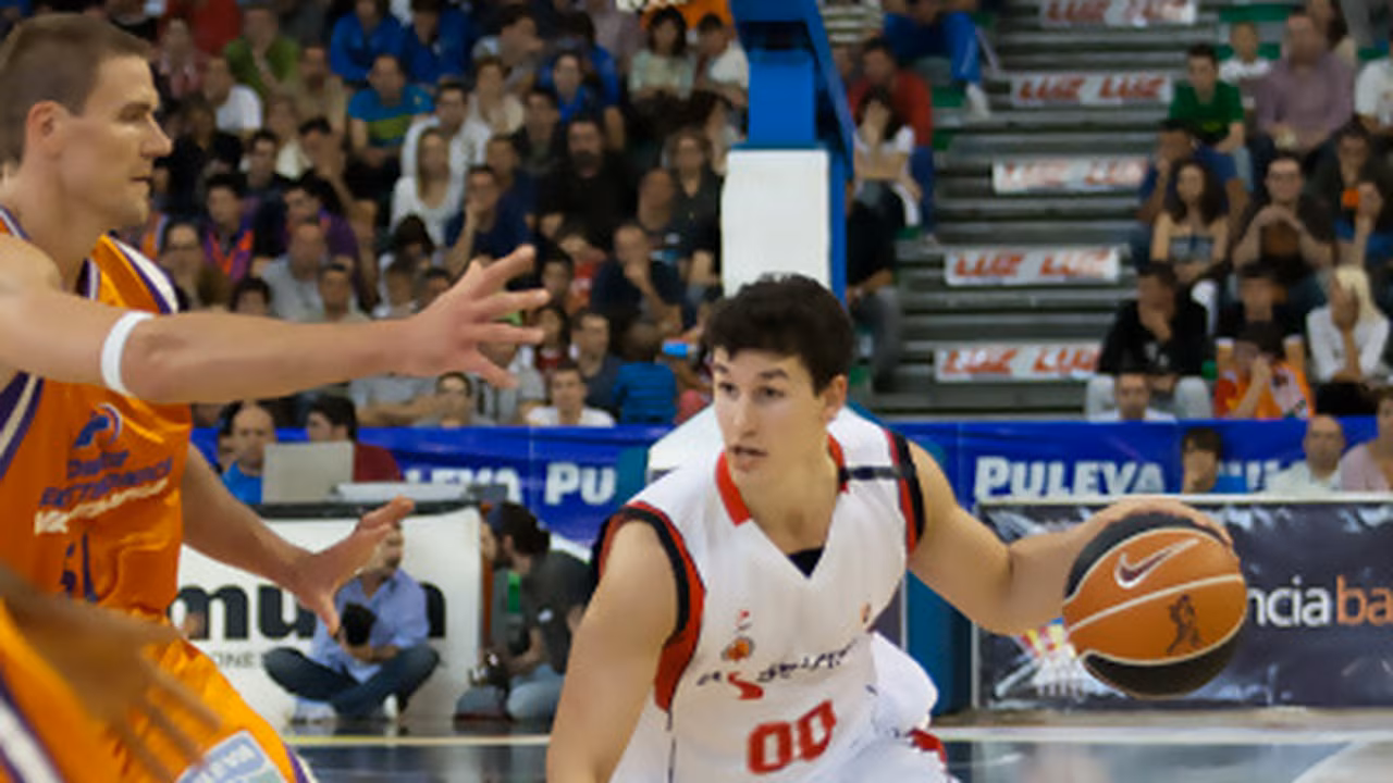 San Miguel y Markovic, dos bases de futuro para el PE Valencia