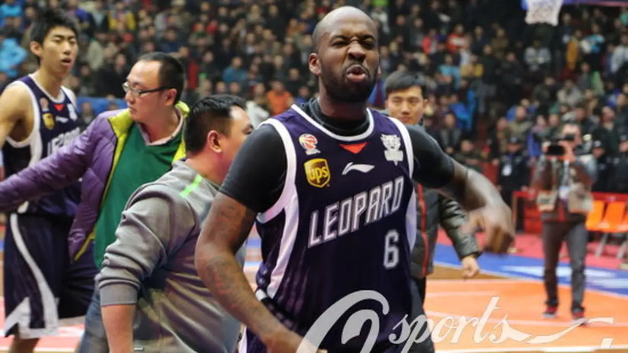 Bobby Brown, que maravilló en Siena, anota 74 puntos en China (Video)