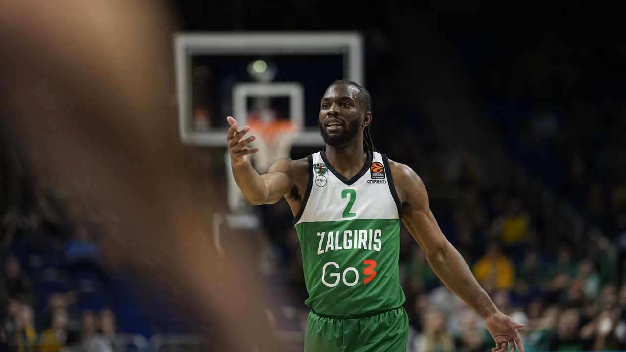 Dos países luchan por naturalizar a Keenan Evans