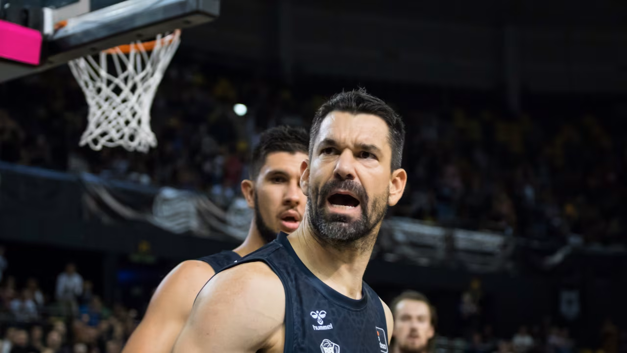 Rafa Martínez ejecuta su venganza y pone a RETAbet Bilbao Basket como líder (83-79)