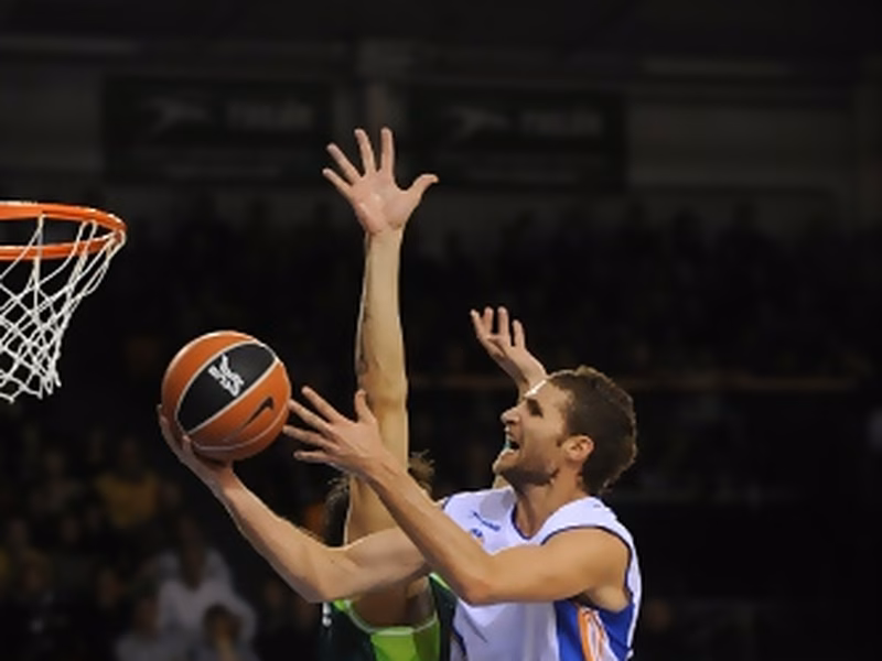 Victor tuvo en sus manos una victoria que Unicaja se llevó in extremis de Menorca (57-58)