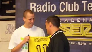 El Socas Canarias regala a Sergio Rodríguez una camiseta aurinegra con su nombre y número