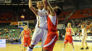 Cambio de cromos entre Ros Casares y Perfumerías Avenida. Montañana y De Souza a Salamanca, Jordi Fernández a Valencia