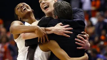 Geno Auriemma y Breanna Stewart agrandan la leyenda de UConn con otro título
