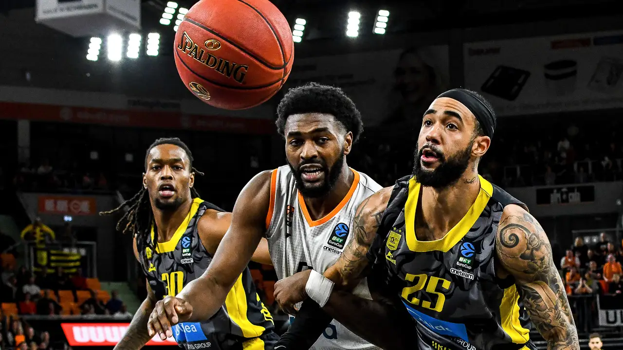 Los dos recambios que maneja Maccabi para sustituir a Josh Nebo