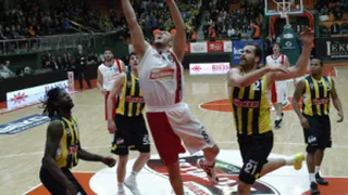 Liga Turca (J18): ¡El colista Bandirma da la mayor sorpresa de la temporada tumbando a Fenerbahce! Jaka Lakovic, inmaculado en el tiro. Elton Brown, MVP