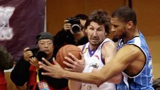 CBA: El coraje de Vroman, juega con una costilla rota. Wang Zhelin, rookie del año