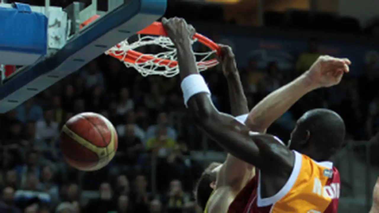 Liga Turca (J11-12): Fener y Efes, vencedores del doble derbi de Estambul. Monstruoso partido de Joey Dorsey (18+21). Triple ganador de Baris Ermis. Balazic, MVP J12. Recordamos a Damir Mrsic