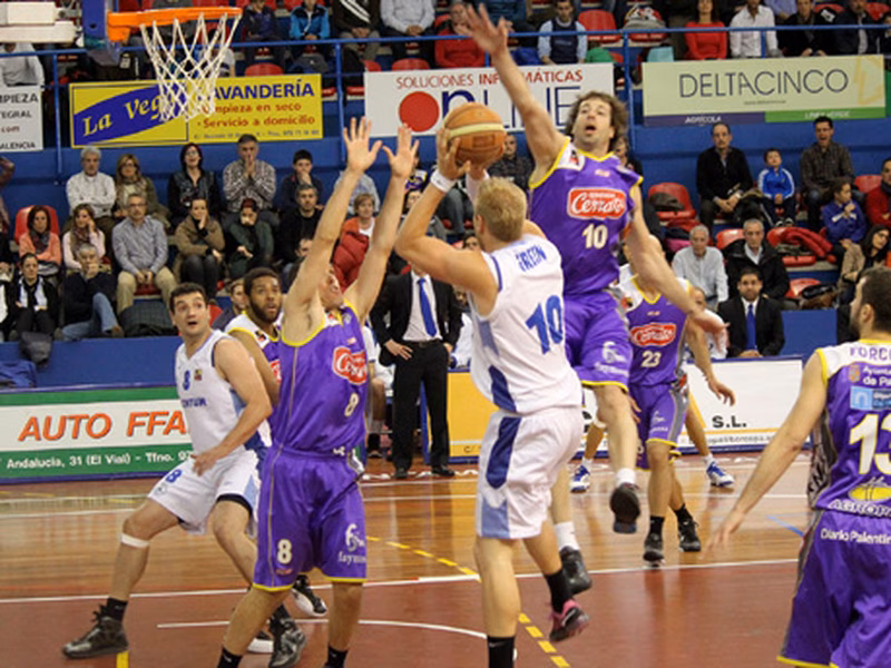 Lucentum espera rival para la final tras acabar por la vía rápida con Palencia