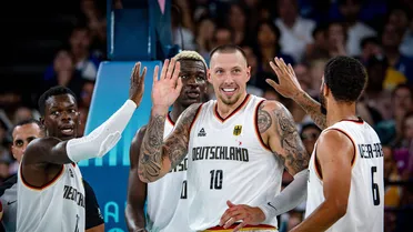 La dura historia del líder de Alemania con el racismo: “¿Por qué estás sucio?”