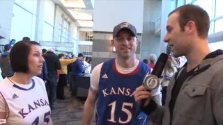 Ali Farokhmanesh se mofa de los aficionados de Kansas (VIDEO)