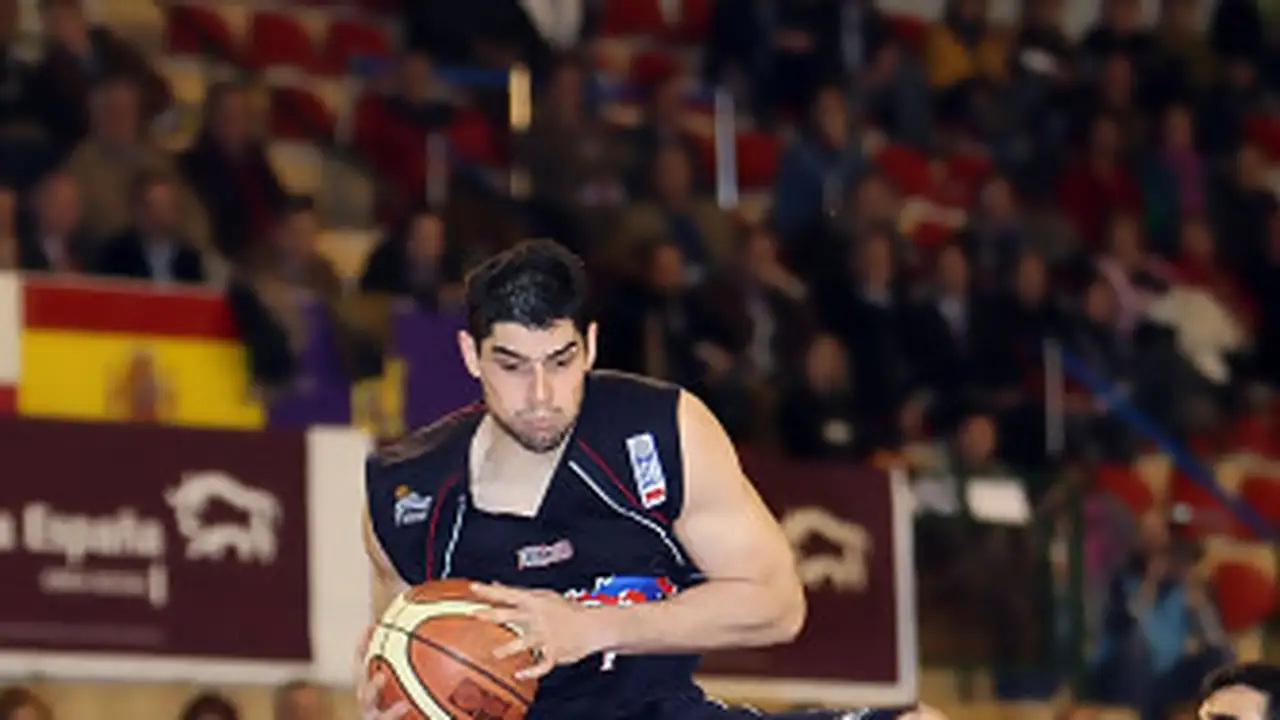 Tenerife Baloncesto incorpora a su plantilla al pívot Javi Pérez