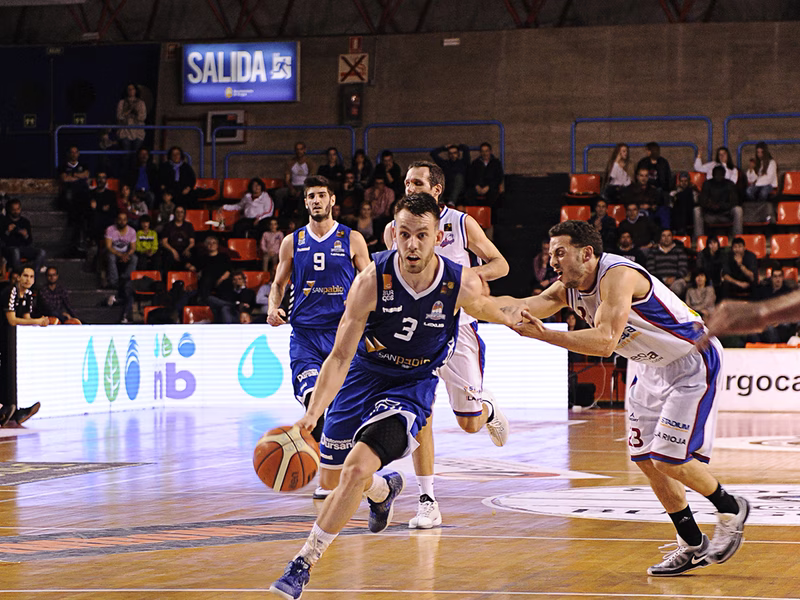 Burgos roza el liderato y Palencia se aleja; exhibiciones de Steinarsson, Díaz y Kupsas