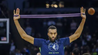 ¡Vergüenza en Wolves! Puñetazo de Rudy Gobert a su propio compañero (Vídeo)