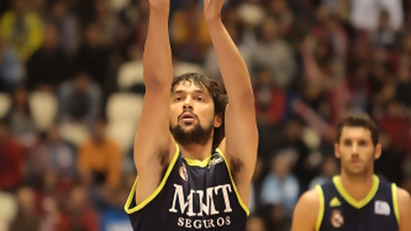 LLull lidera la 12º victoria blanca manteniendo la imbatibilidad ante un duro y digno rival en Sar (87:97)