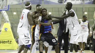 Gran pelea en Francia: intento de estrangular a Holland; partido suspendido y sanciones