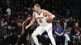 Nikola Jokic hace historia y se sale ante los Nets de Jordi Fernández