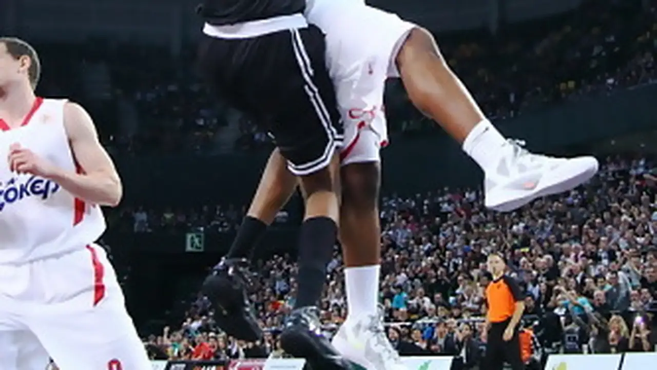EL-J1 (Viernes): Bizkaia Bilbao Basket completa el debut soñado venciendo a Olympiacos por 76-61. Kirilenko, MVP de la Jornada (Incluye Top10 jugadas de la J1)