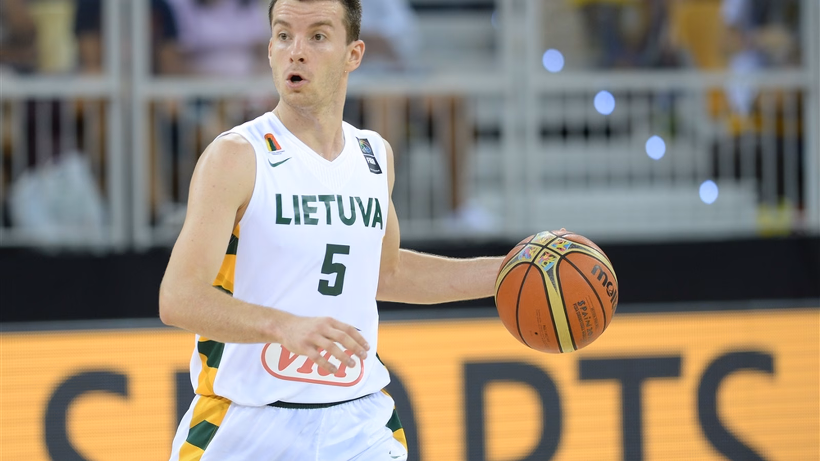 Grupo D: (J4) Juskevicius se entona antes de su duelo con Dragic. Australia sonríe