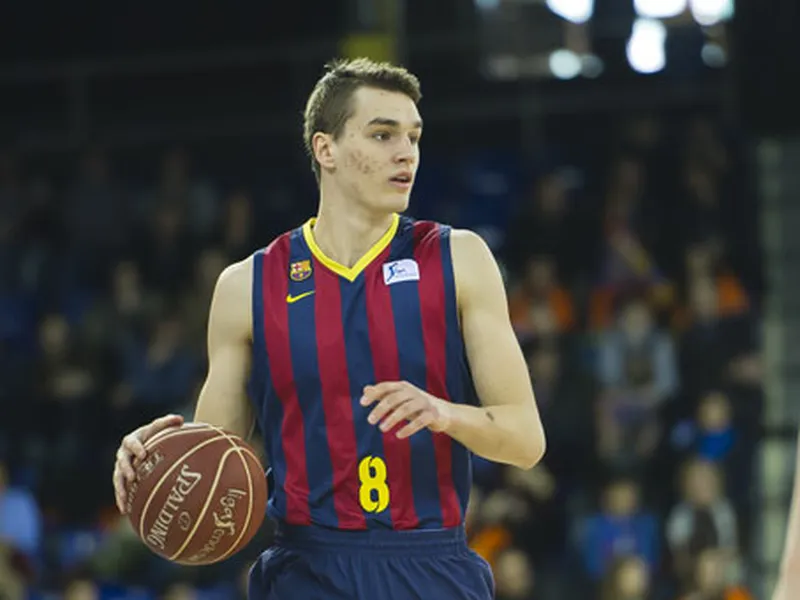 Hezonja, el olvidado, dinamita el derbi con 5 triples; El Madrid conserva el average