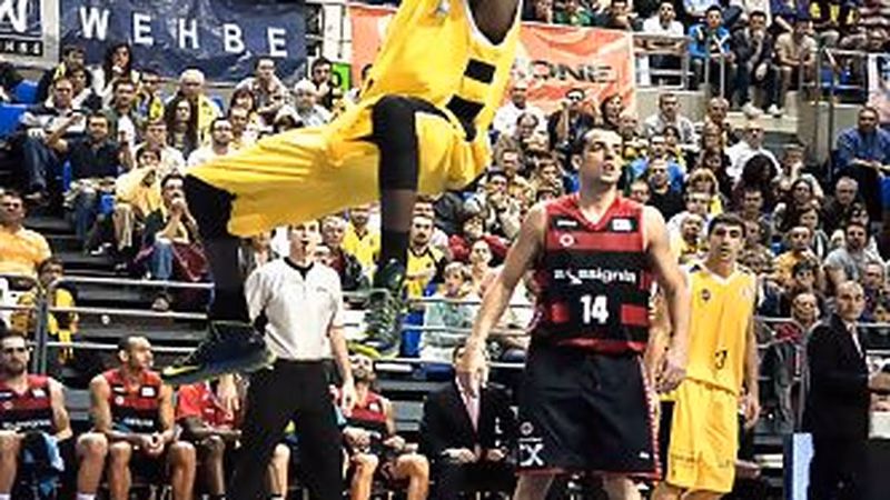 Un Jakim Donaldson bestial destroza al Assignia Manresa (81-78)