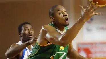 Adrian Moss seguirá defendiendo la camiseta de Palencia Baloncesto