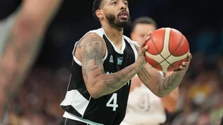 Un tipo especial: Carlik Jones explicó por qué rechazó las ofertas de la NBA