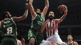 Olympiacos se lleva el premio en el partido “Benny Hill” contra el Baskonia (59-52)