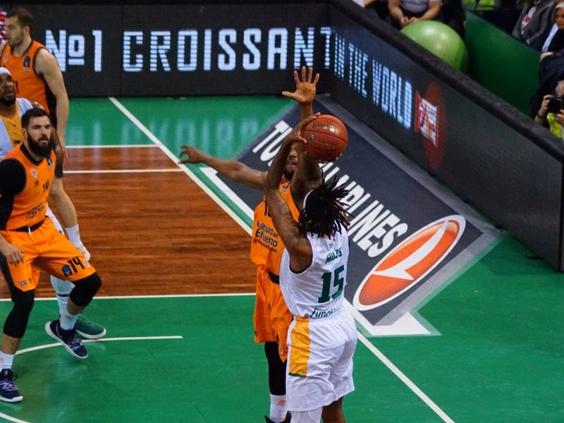 Valencia Basket consigue el mejor registro del top 16 ante Limoges (91-84)