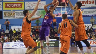 Breogán endosa al Cáceres la mayor paliza (+63) de la historia. Lleida asalta Palencia