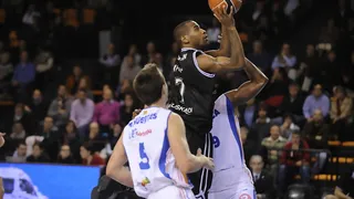 La alegría va por barrios: Menorca Básquet vuelve a pinchar en casa y Bizkaia BB piensa ya en “irse de copas”