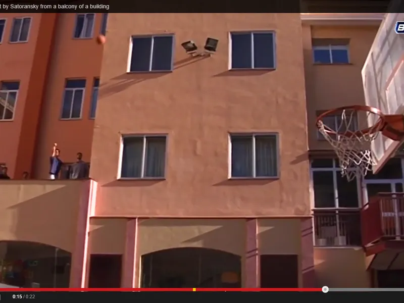 Tomas Satoransky, canasta … ¡desde el balcón! VIDEO