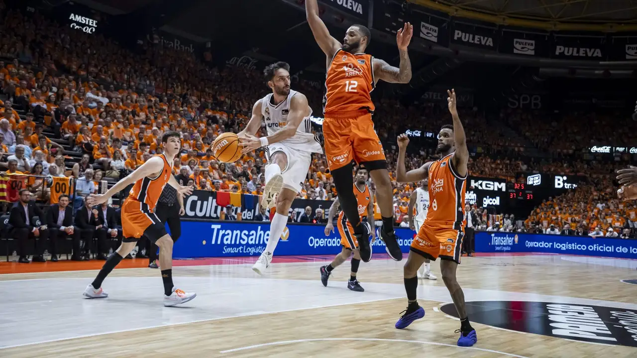 Este pívot de Valencia objetivo de Zaragoza tras la posible salida de Nate Watson