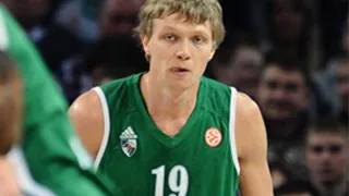 Plaza abre la puerta, Toolson entra y Kuzminskas espera en el descansillo. ¿Salidas?