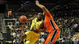 Universo NCAA: Olu Ashaolu de los Oregon Ducks nos deja un monster dunk de escándalo