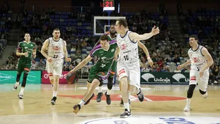 El dominio reboteador de Unicaja acaba con Delteco GBC (87-69)