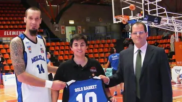 Unicaja Málaga hizo entrega a Solobasket de su camiseta de homenaje. Melilla y Ford Burgos, primeros Adecco Oro en festejar un X aniversario reconocido incluso por los Harlem Globettroters