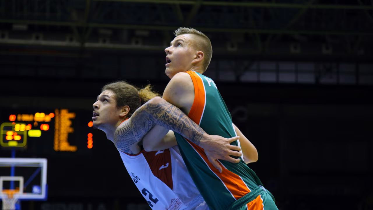 La Bruixa d’Or empuja a Sevilla hacia el fondo del pozo en un partido sin nivel ACB (72-80)