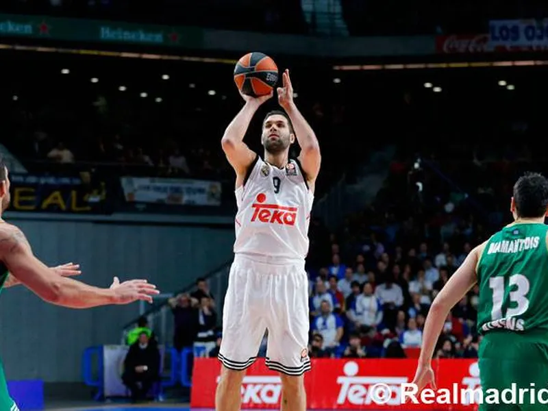 Felipe Reyes, una vez más, lidera a los blancos en la victoria ante Panathinaikos (83-65)