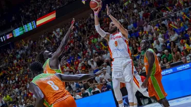 Ricky acompaña a los hermanos Hernangómez en la segunda victoria de España (79-62)