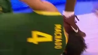 Bonita muestra de fair play de Marcelinho Machado tras recibir un pisotón de Eric Tape en la cabeza en el Brasil – Costa de Marfil