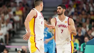 Debuta en unos Juegos Olímpicos y enamora contra Antetokounmpo: “Merece más minutos”