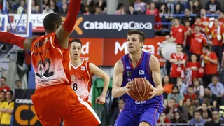 Resurge Banic y Tuenti Móvil Estudiantes barre un apático Bruixa d’Or (74-81)