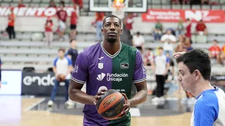 Vinculado a varios equipos ACB pero decide quedarse en Unicaja de Málaga