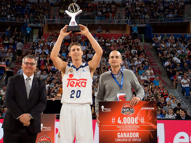 Jaycee Carroll no cede su trono y gana la final del concurso de triples a Corbacho